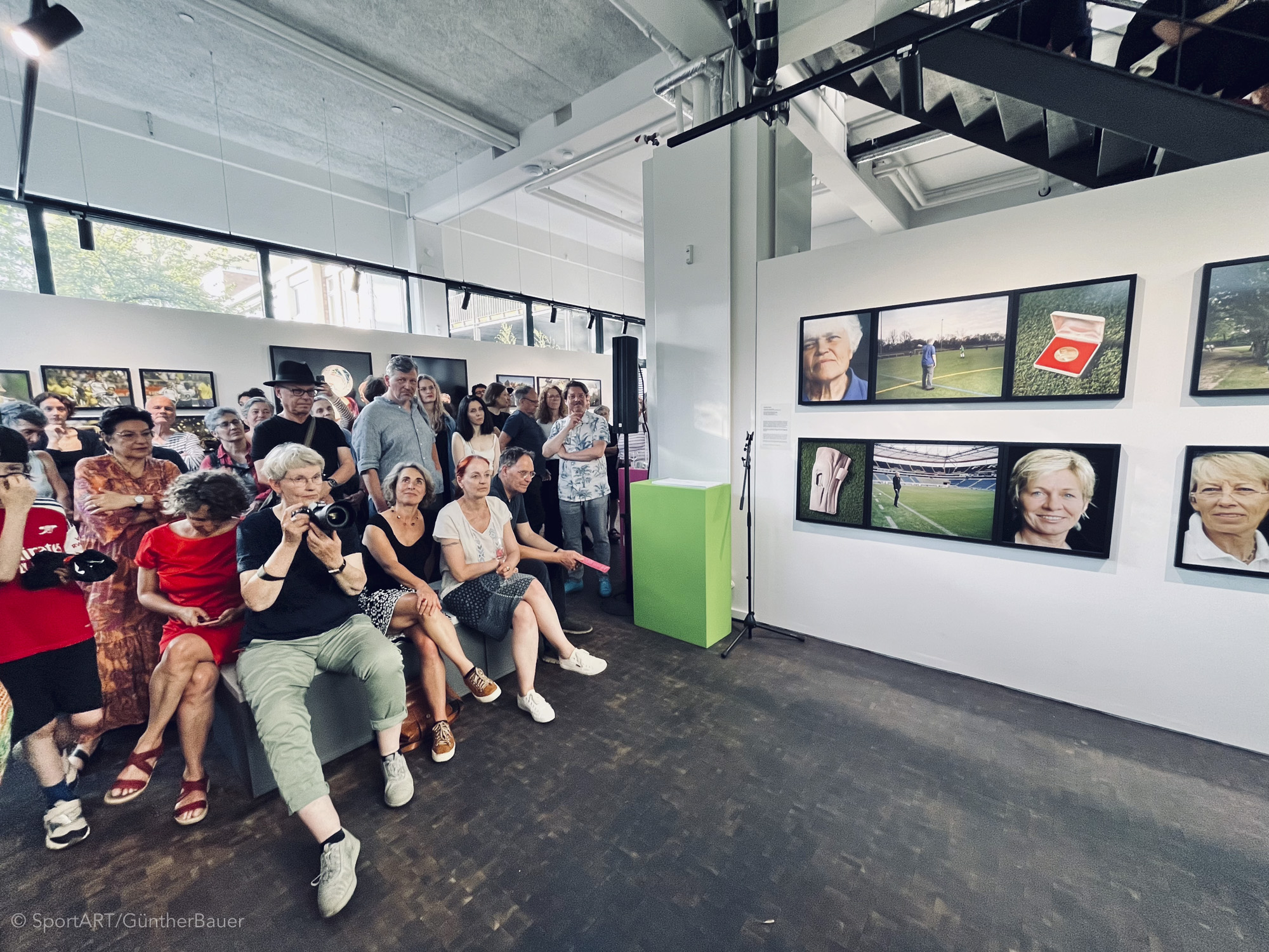 She can kick it - Vernissage